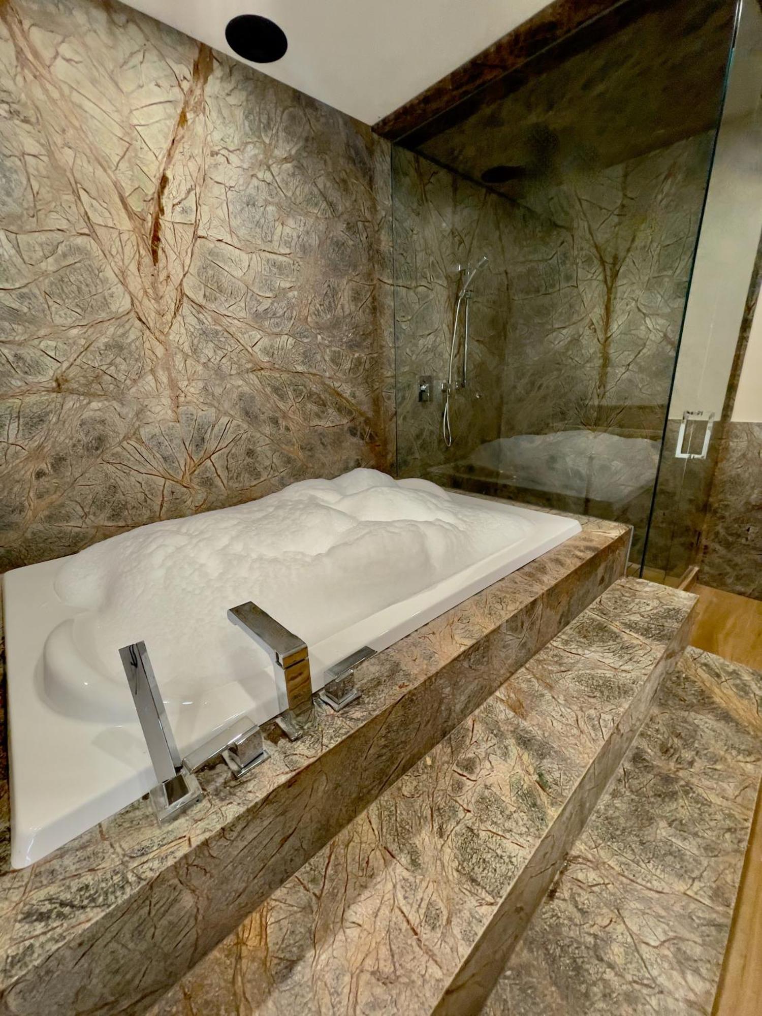 Luxury Suite With Sauna And Spa Bath - Elkside Hideout B&B Canmore Exterior photo